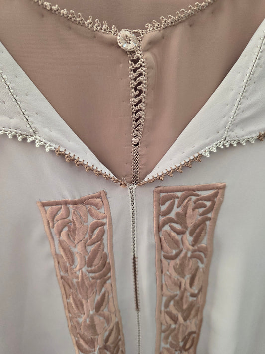 Jellaba beige deux pièces brodée en crêpe