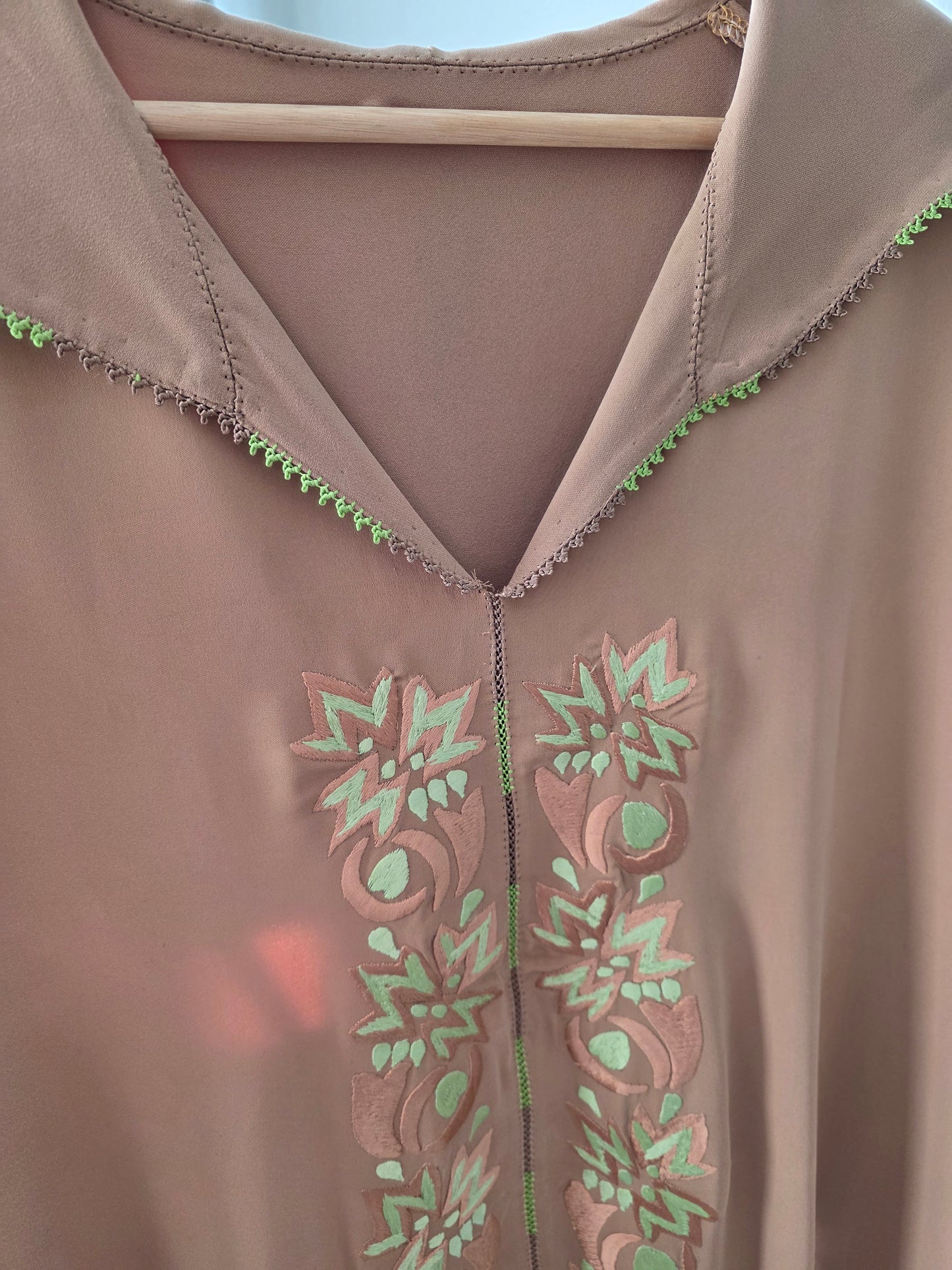 Jellaba en crêpe beige brodée