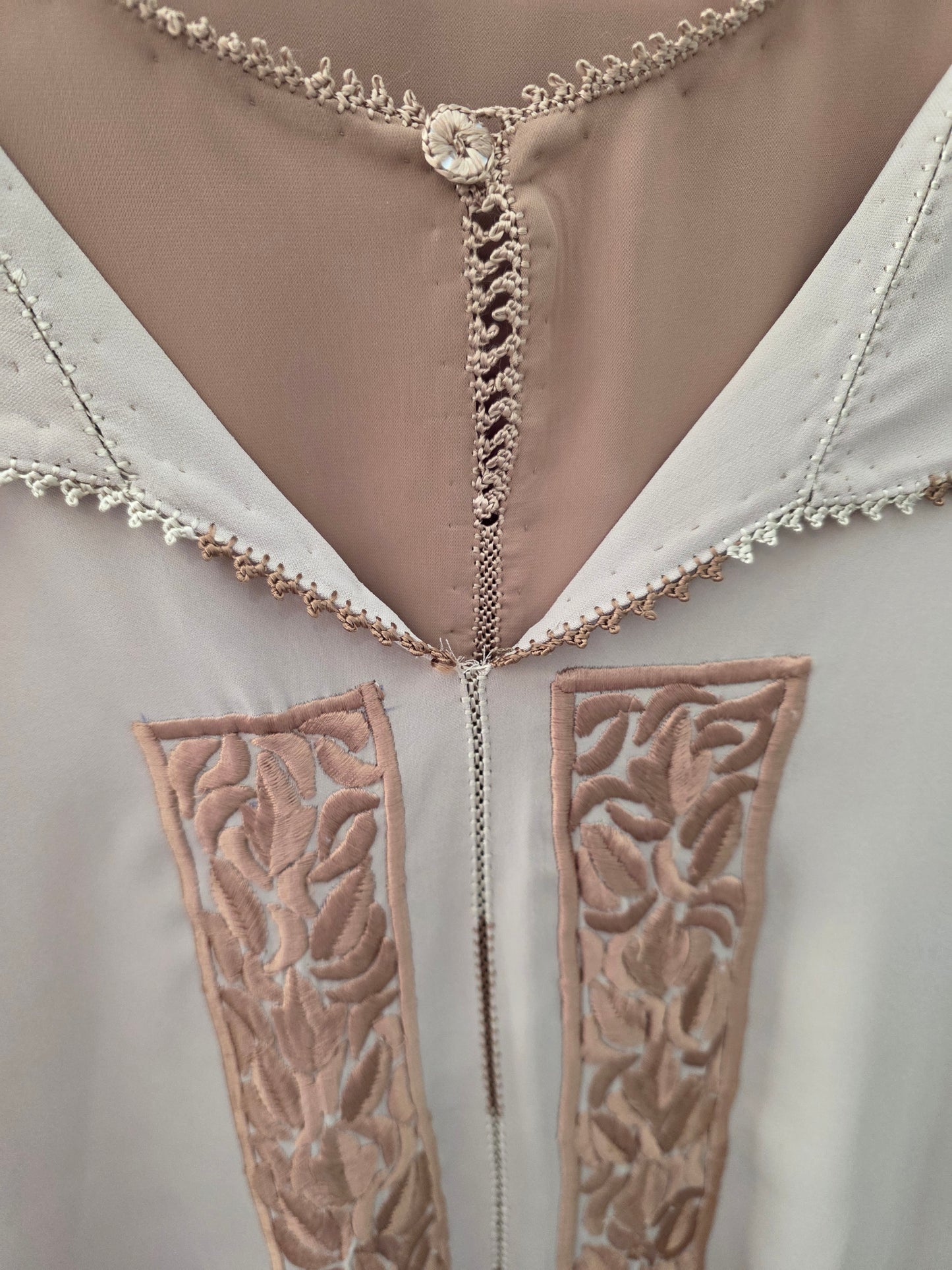 Jellaba beige deux pièces brodée en crêpe