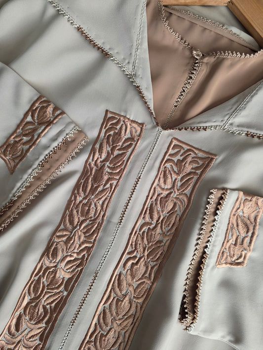 Jellaba beige deux pièces brodée en crêpe